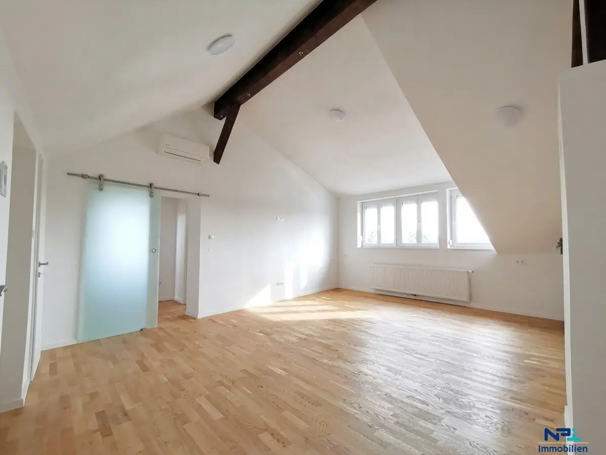Hochwertig generalsanierte Wohnung mit großzügigem Wohnbereich und eigenem KFZ-Stellplatz