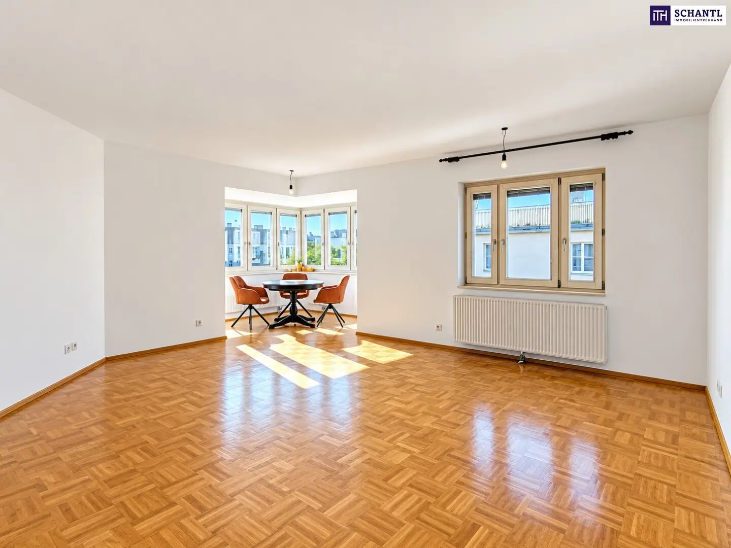 Finally home! Bright 3-room apartment with charm and cozy dining nook Sunny living room with plenty of space for the whole family Quiet location near the New Danube