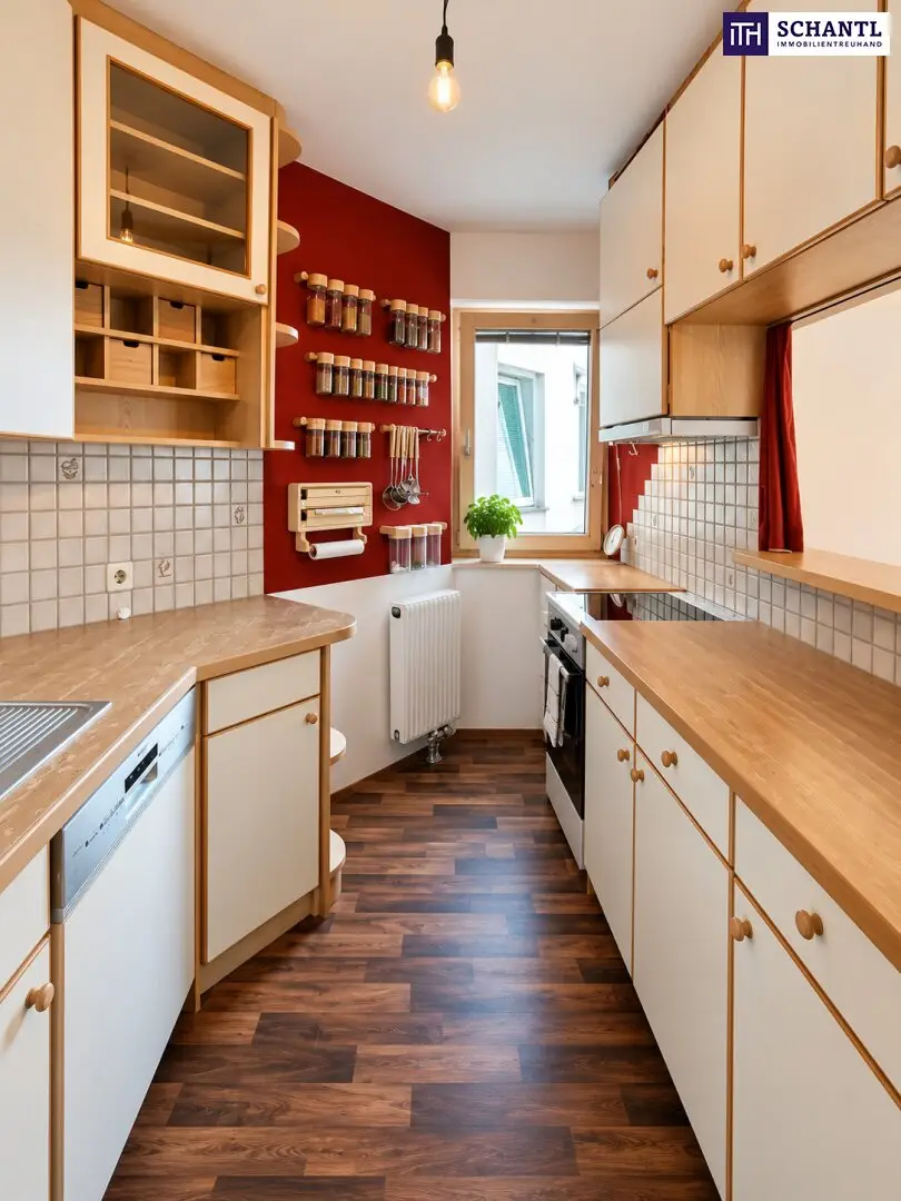 Finally home! Bright 3-room apartment with charm and cozy dining nook Sunny living room with plenty of space for the whole family Quiet location near the New Danube