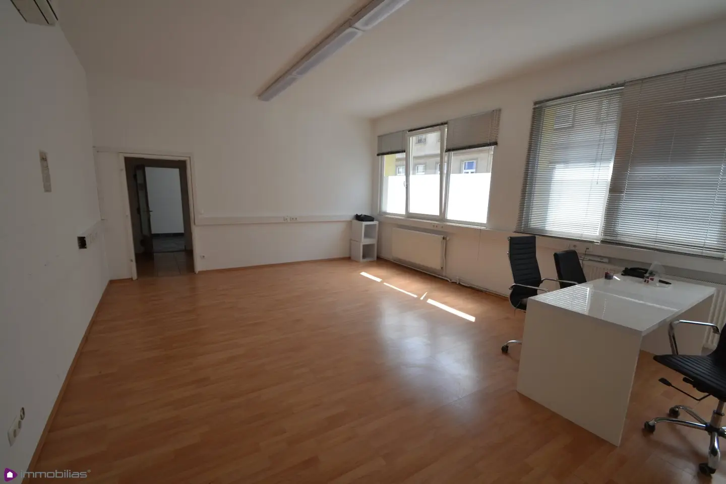 Spacious office near Kagraner Platz