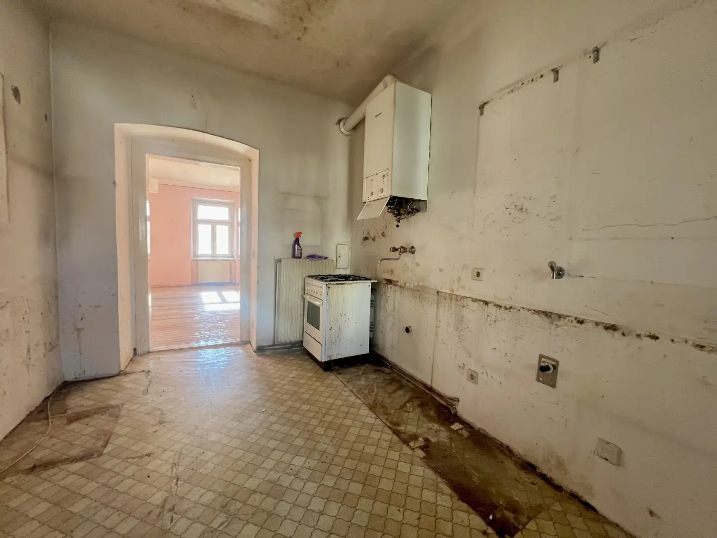 Period apartment in need of renovation near Matzleinsdorfer Platz