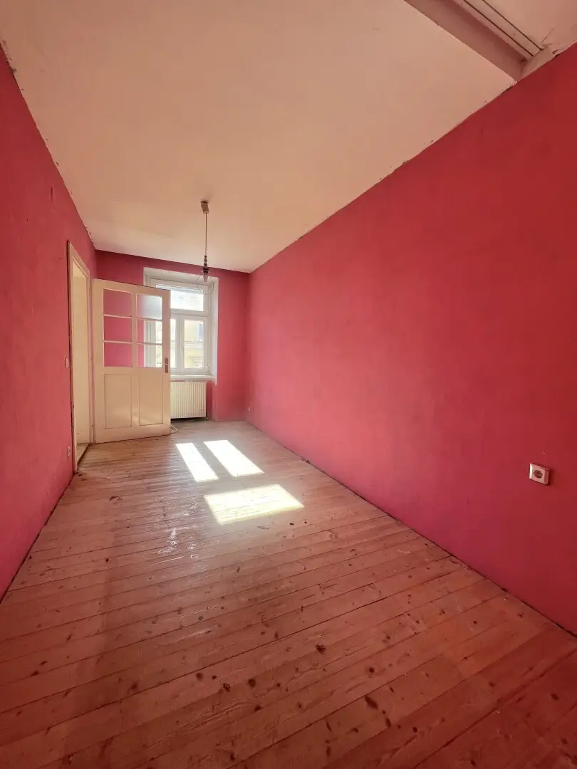 Period apartment in need of renovation near Matzleinsdorfer Platz