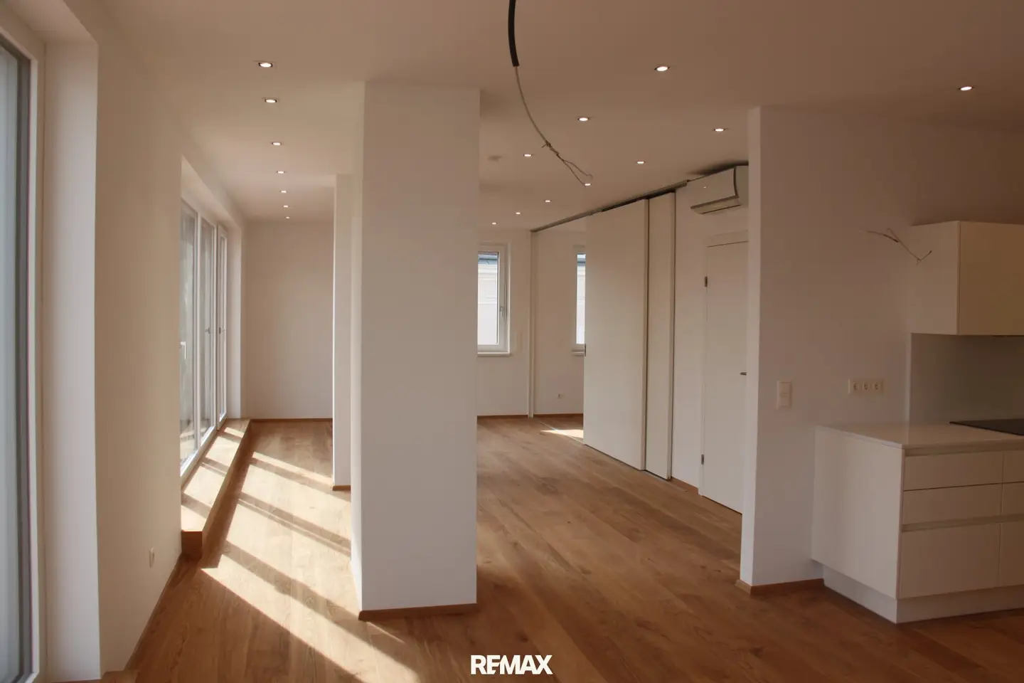 Stylish living in Wiener Neustadt: Modern 2-room apartment with large roof terrace and parking in prime location