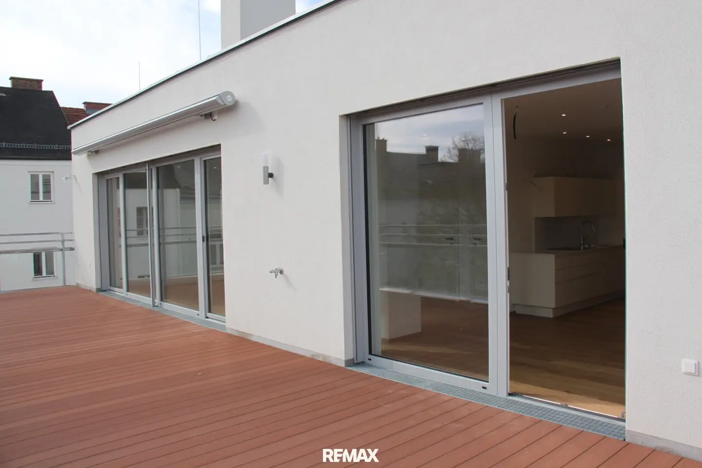Stylish living in Wiener Neustadt: Modern 2-room apartment with large roof terrace and parking in prime location