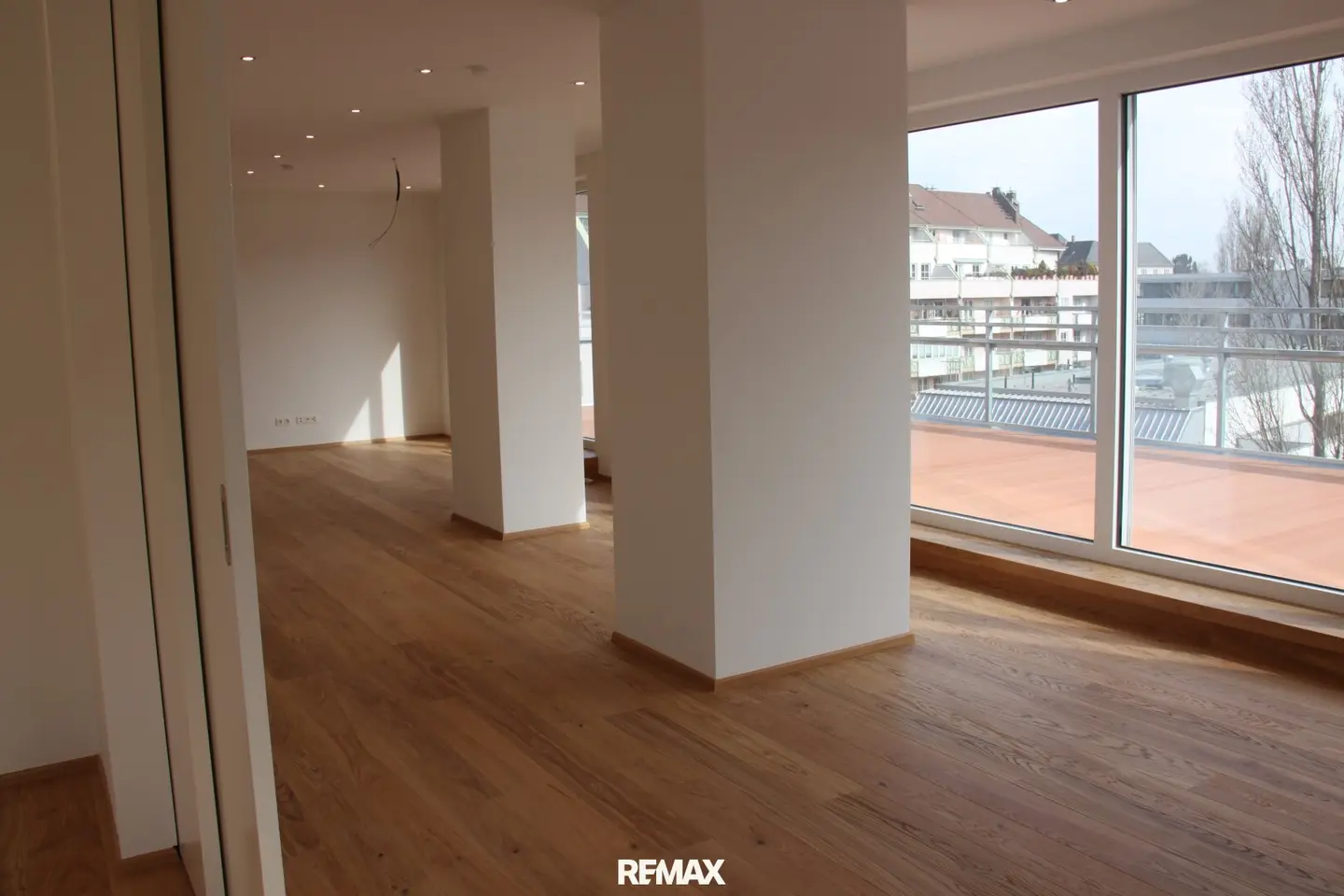 Stylish living in Wiener Neustadt: Modern 2-room apartment with large roof terrace and parking in prime location