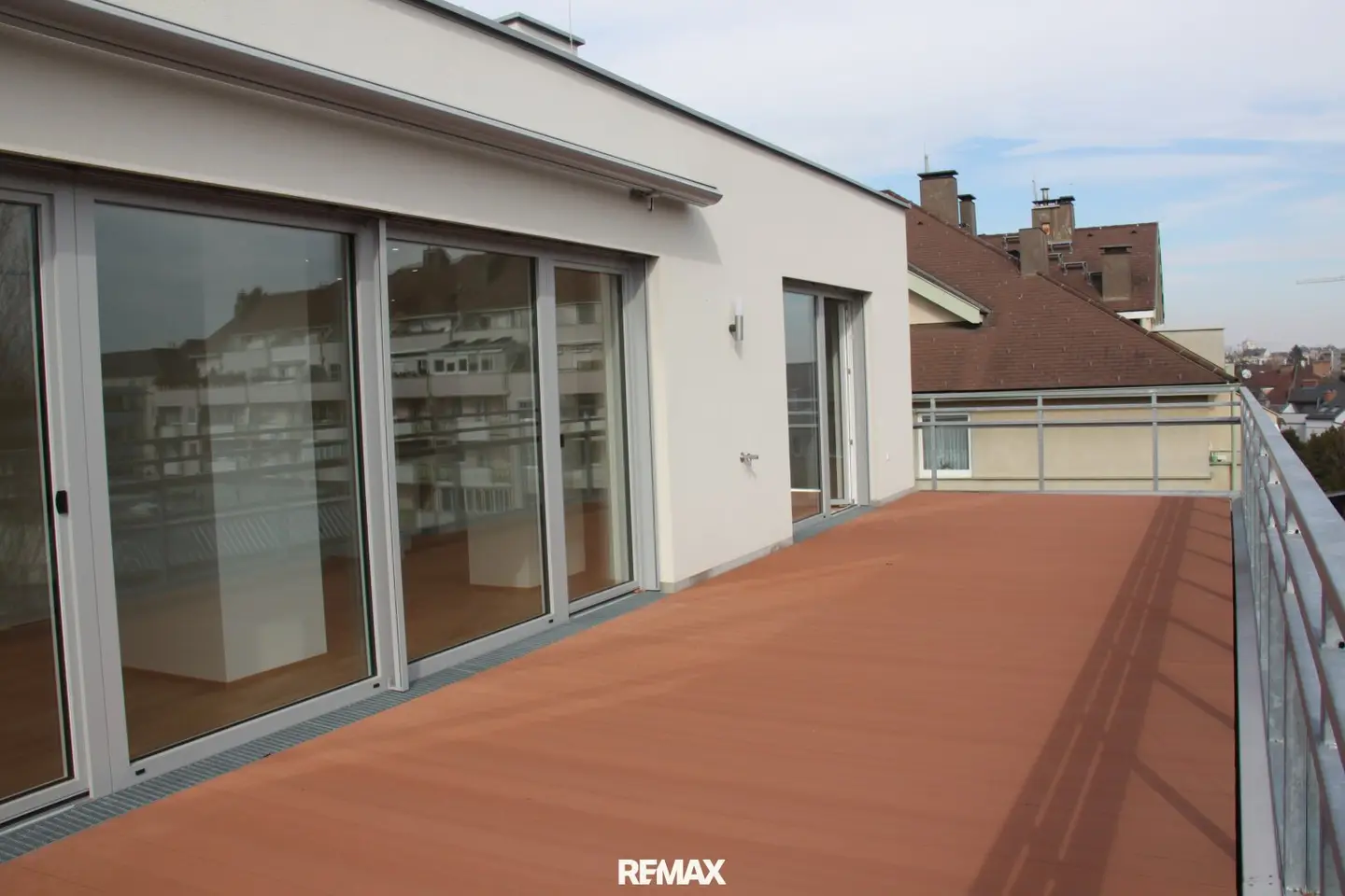 Stylish living in Wiener Neustadt: Modern 2-room apartment with large roof terrace and parking in prime location