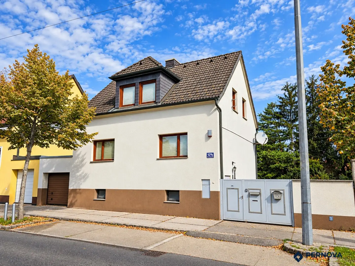 Detached house with potential in Oberlaa: 622 m² plot, large private garden with mature trees and U1 proximity