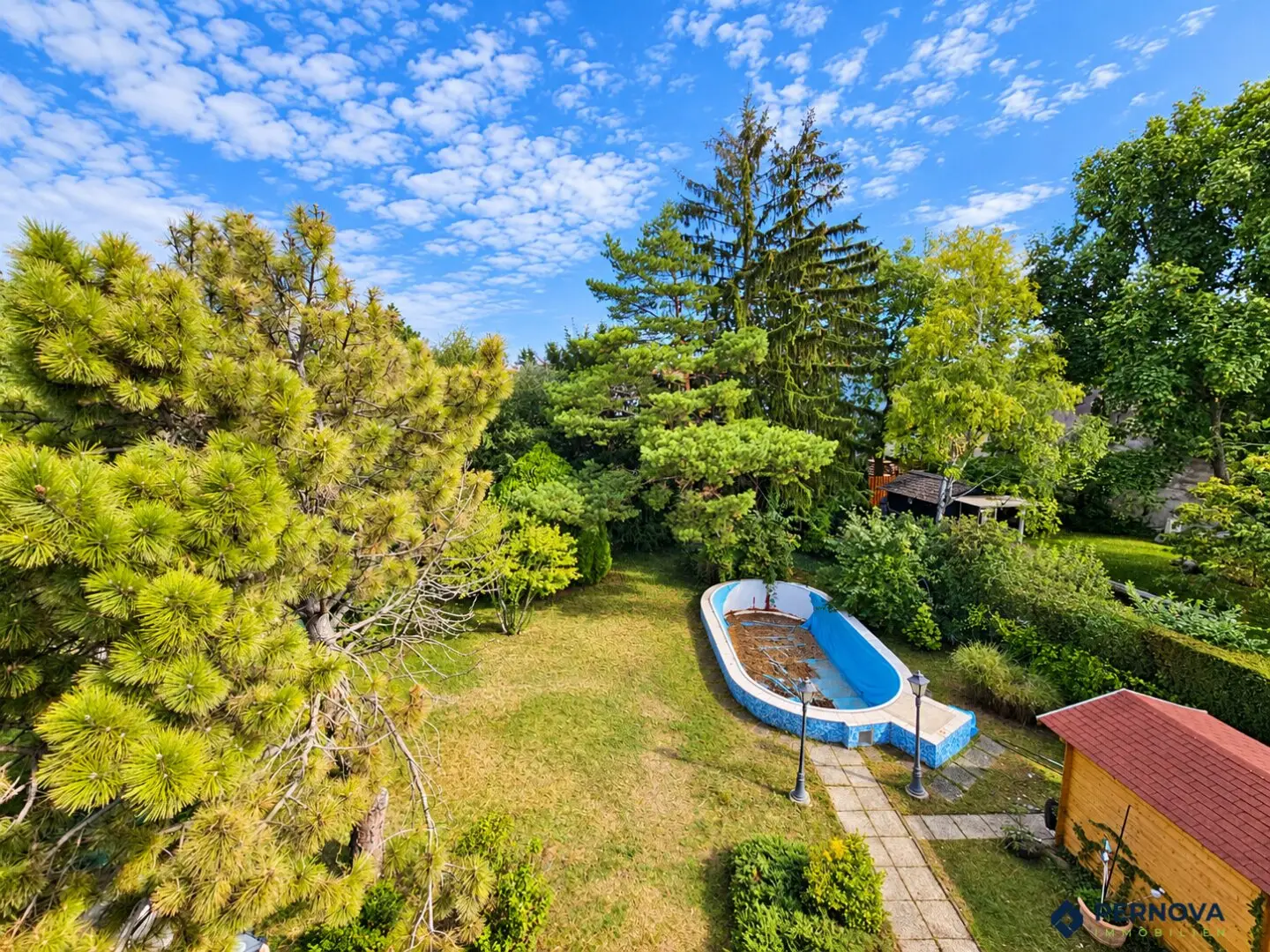 Detached house with potential in Oberlaa: 622 m² plot, large private garden with mature trees and U1 proximity