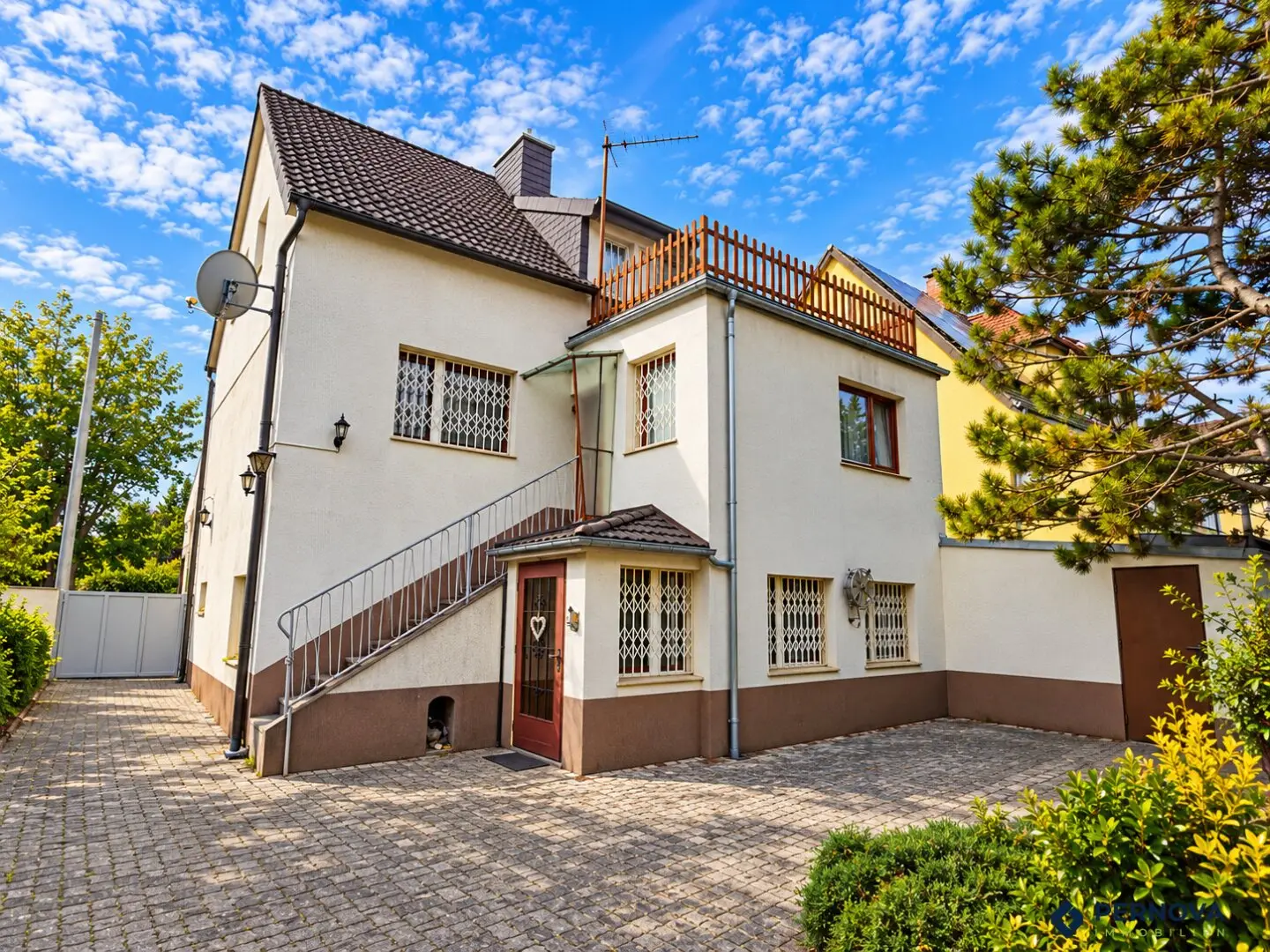 Detached house with potential in Oberlaa: 622 m² plot, large private garden with mature trees and U1 proximity