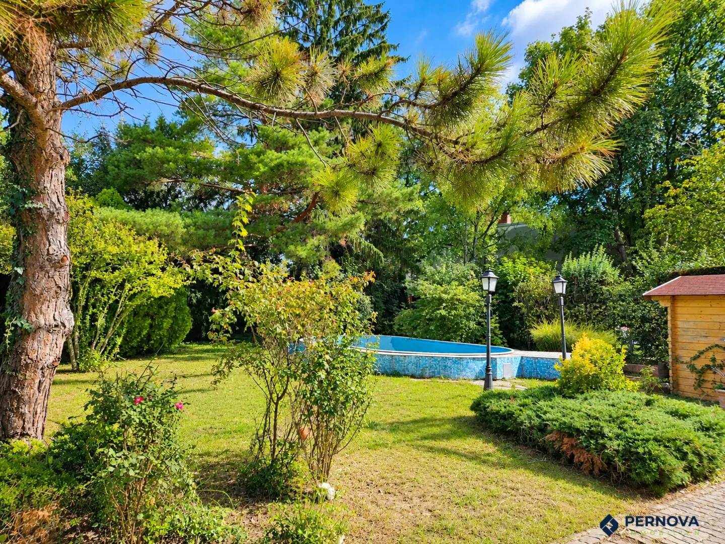 Detached house with potential in Oberlaa: 622 m² plot, large private garden with mature trees and U1 proximity