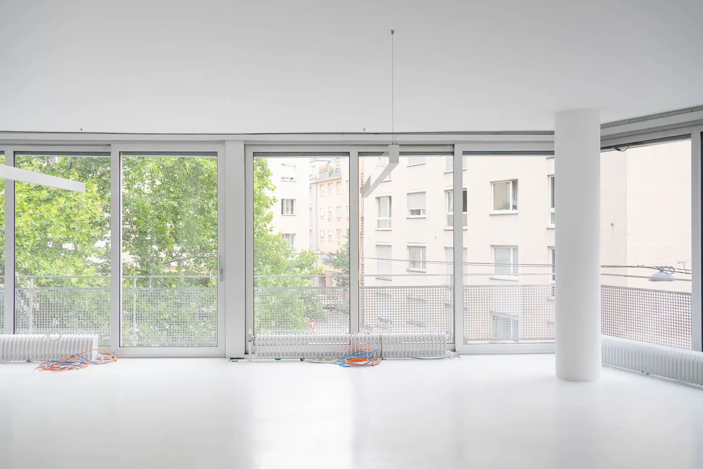 Loftwohnung mit Glasfassade und Platzblick