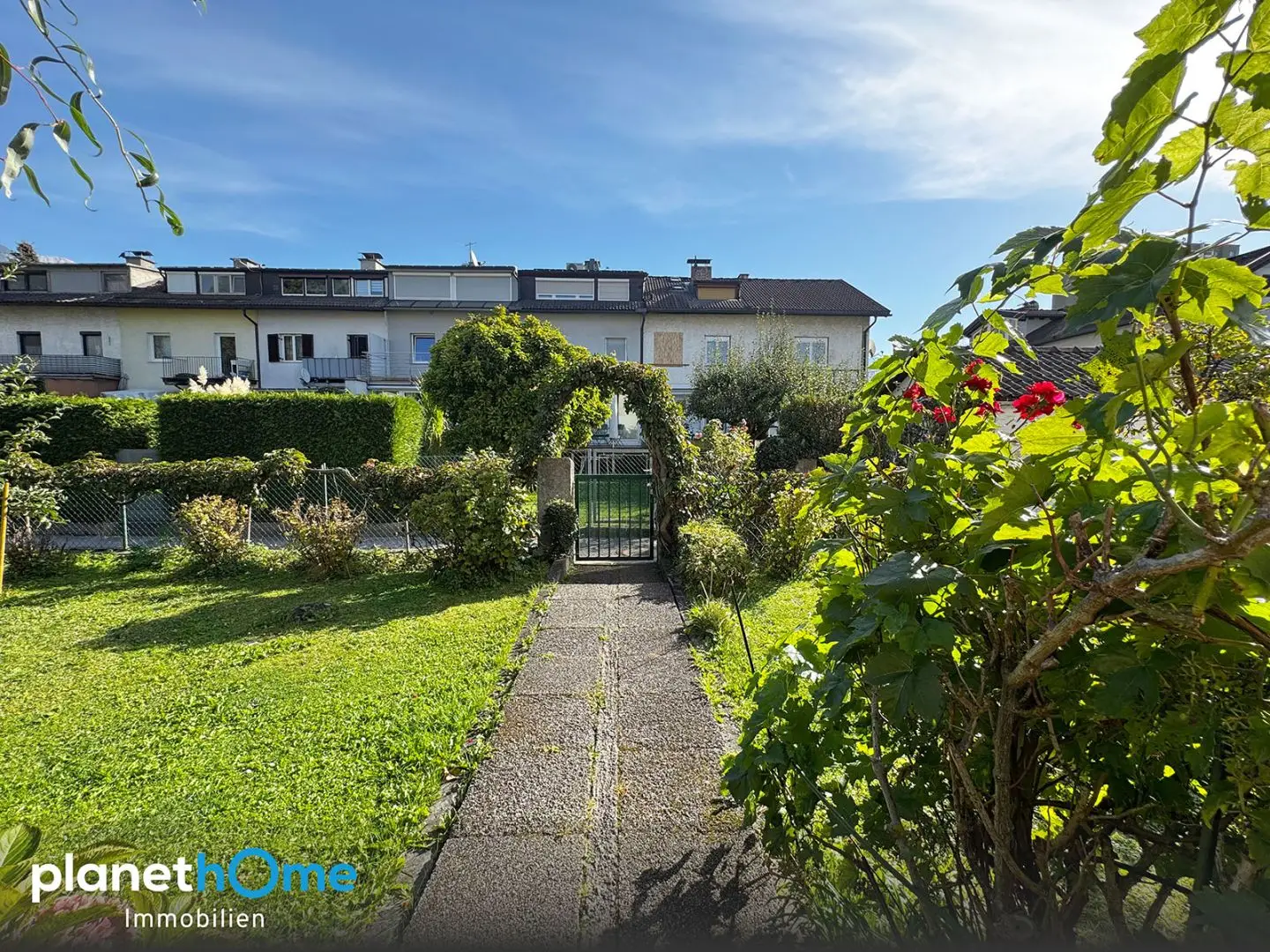 Sonniger Privatgarten und Entwicklungspotenzial Wohnung