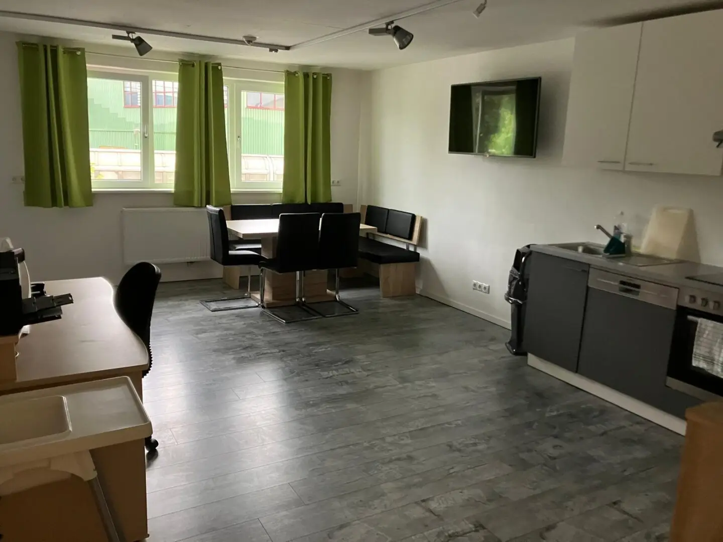 Hallein: Vielseitig nutzbare Gewerbehalle mit Showroom
