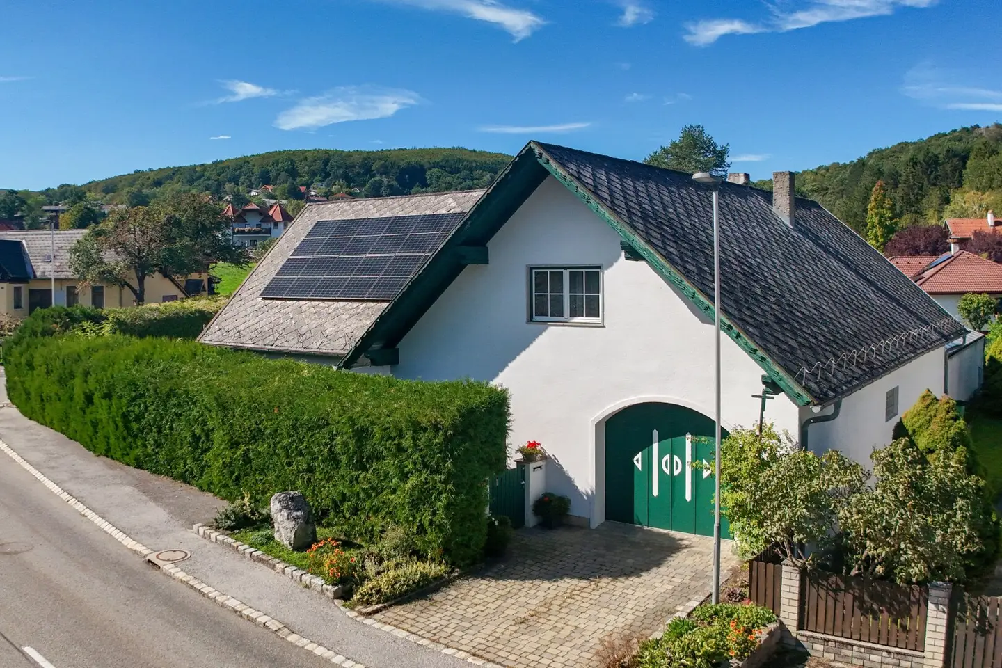Sommer im eigenen Garten mit Pool, Kaminfeuer im Winter – ein Haus fürs ganze Jahr