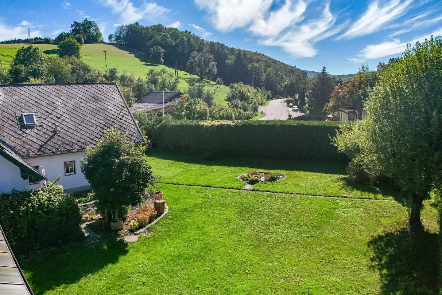 Sommer im eigenen Garten mit Pool, Kaminfeuer im Winter – ein Haus fürs ganze Jahr