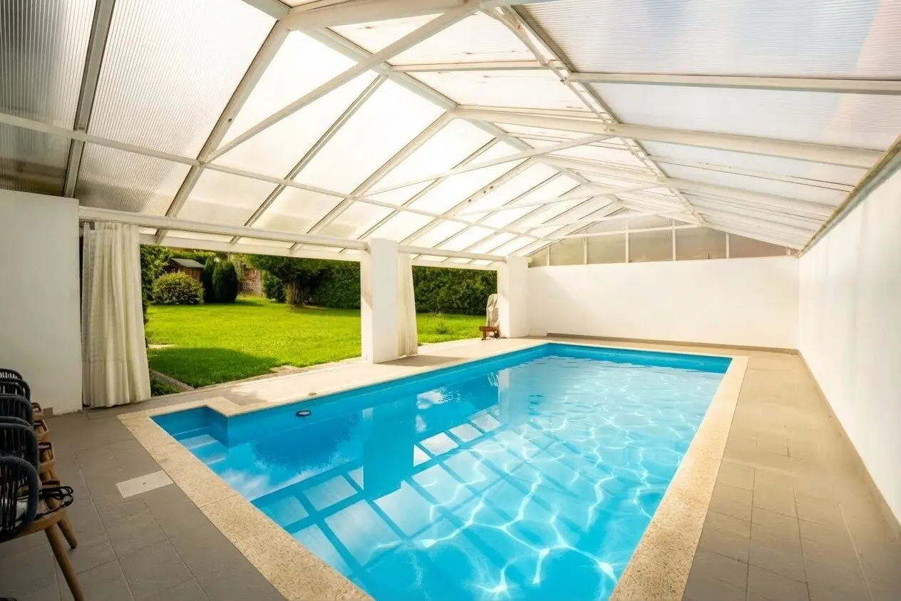 Sommer im eigenen Garten mit Pool, Kaminfeuer im Winter – ein Haus fürs ganze Jahr