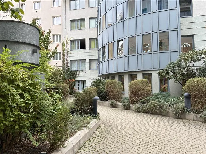Quiet apartment in courtyard location near main station with lift