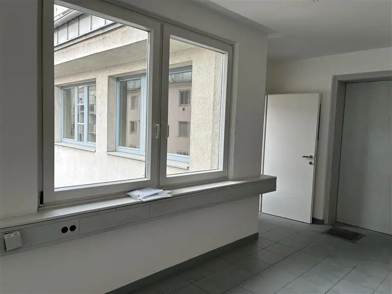 Quiet apartment in courtyard location near main station with lift