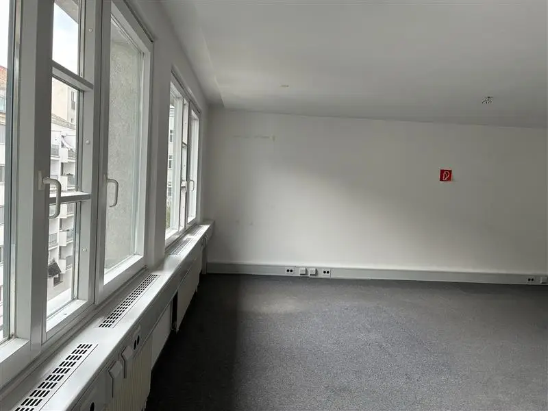 Quiet apartment in courtyard location near main station with lift