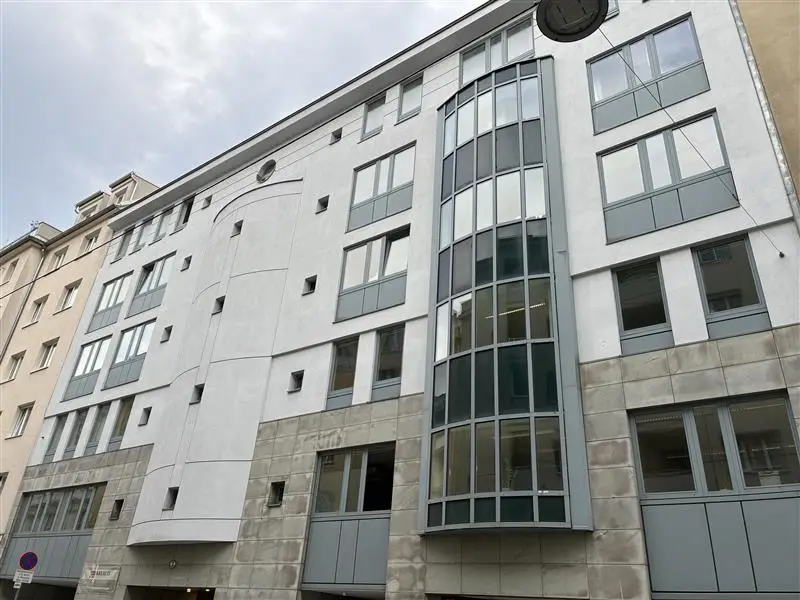 Quiet apartment in courtyard location near main station with lift