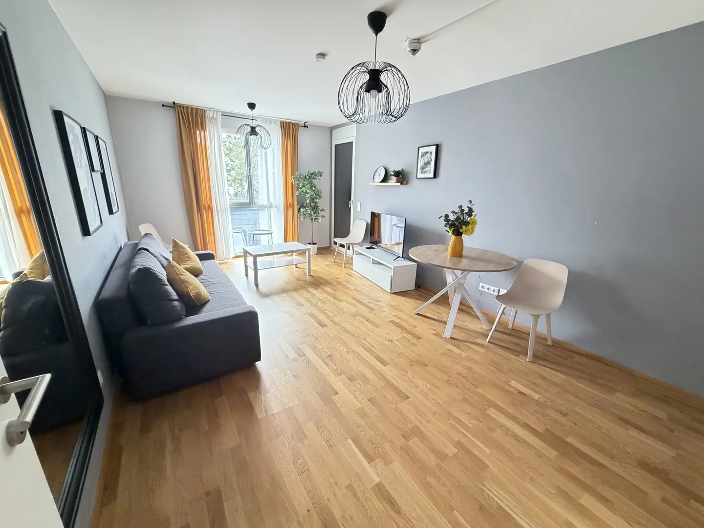Hochwertig möblierte Wohnung mit Terrasse und Parkett