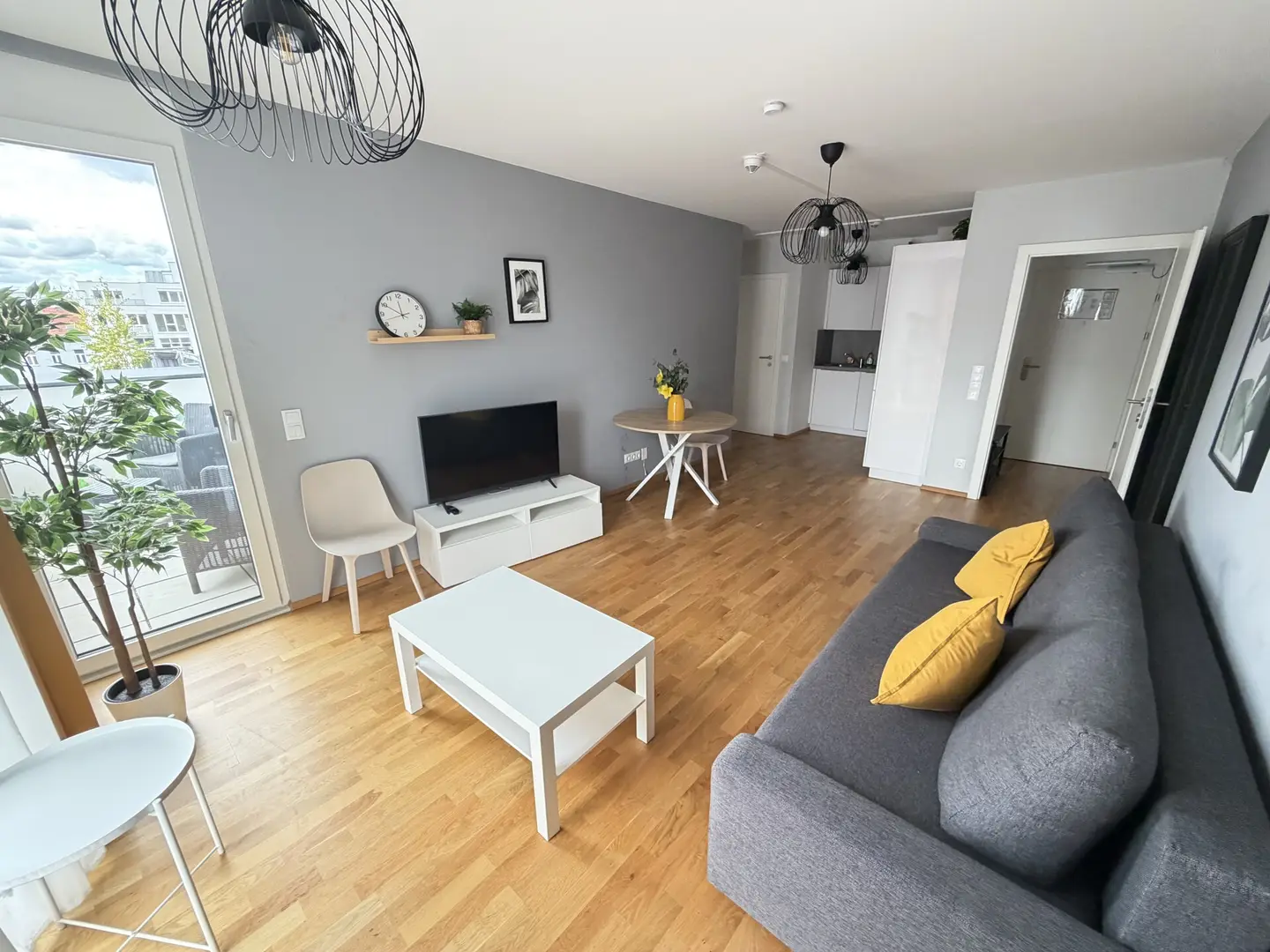 Hochwertig möblierte Wohnung mit Terrasse und Parkett