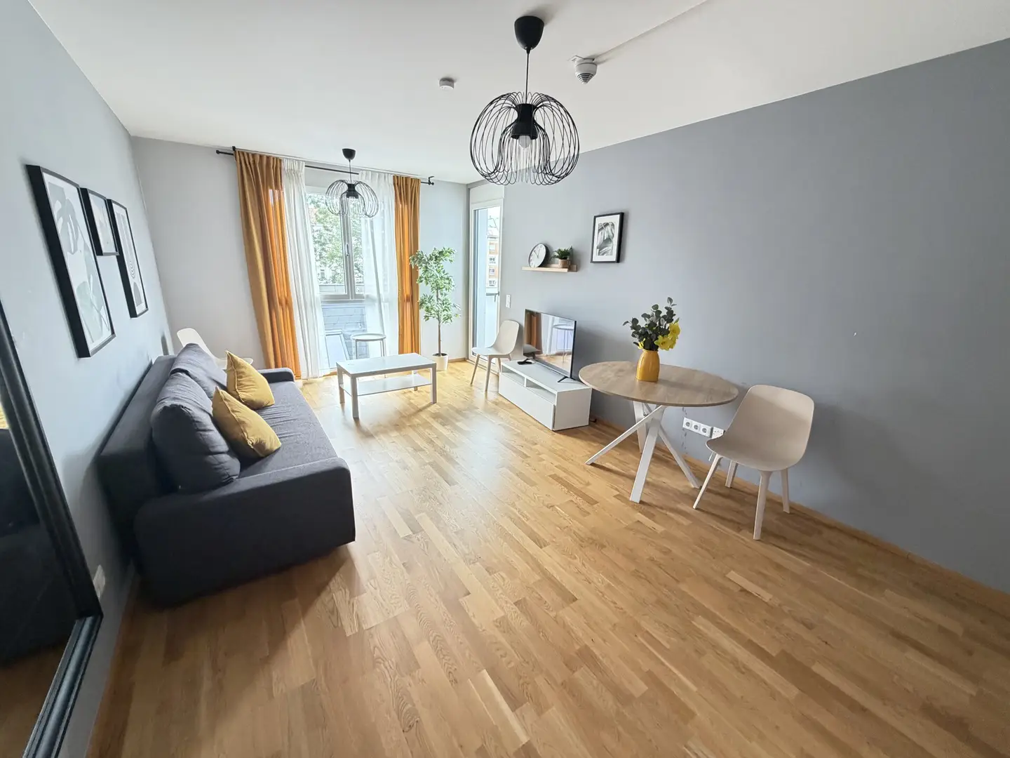 Hochwertig möblierte Wohnung mit Terrasse und Parkett