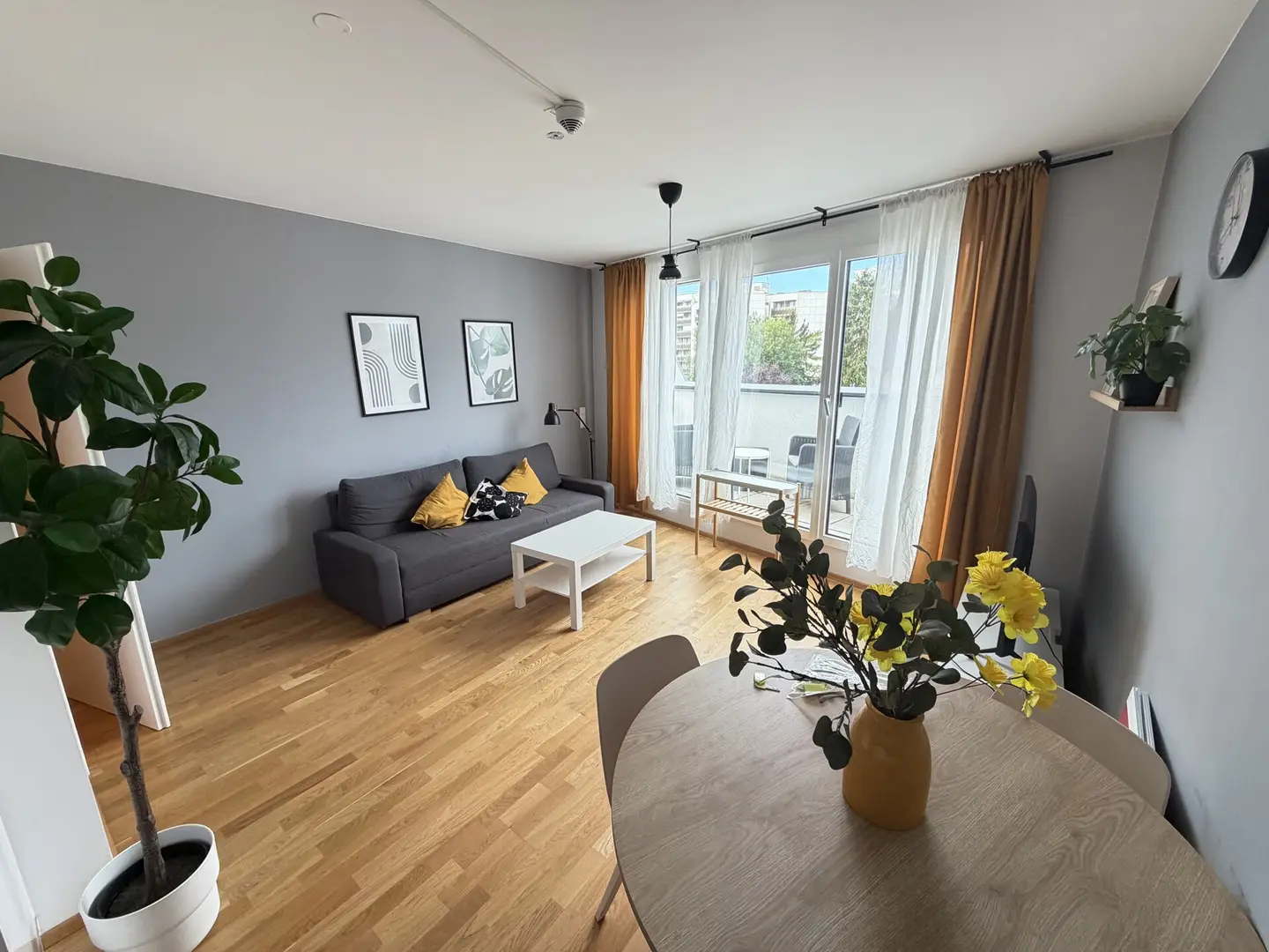 Vollmöblierte Wohnung mit Loggia und Echtholzparkett