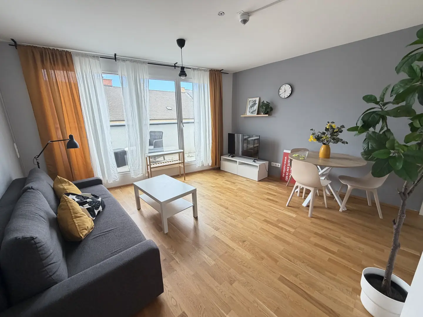 Vollmöblierte Wohnung mit Loggia und Echtholzparkett