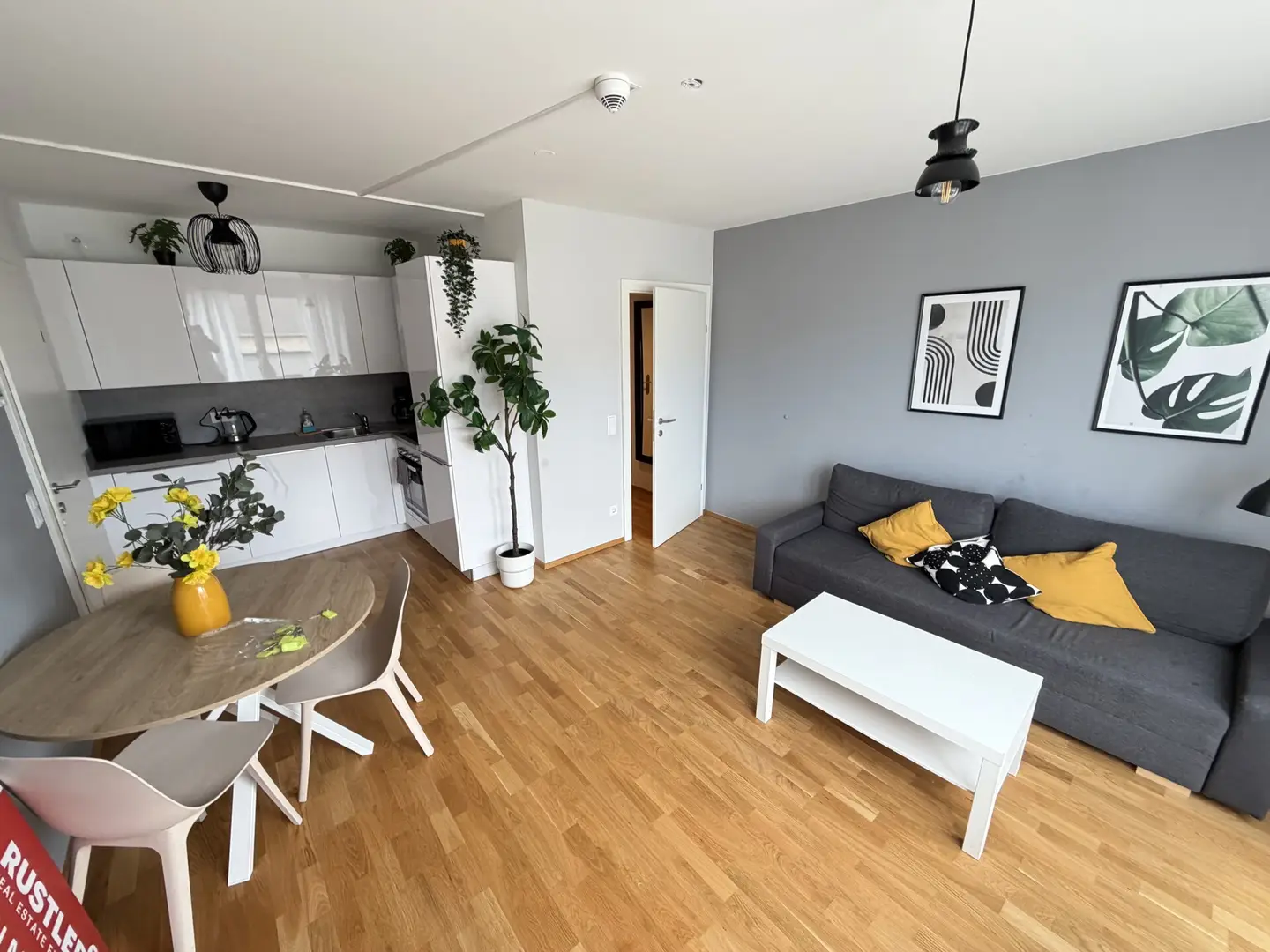 Vollmöblierte Wohnung mit Loggia und Echtholzparkett