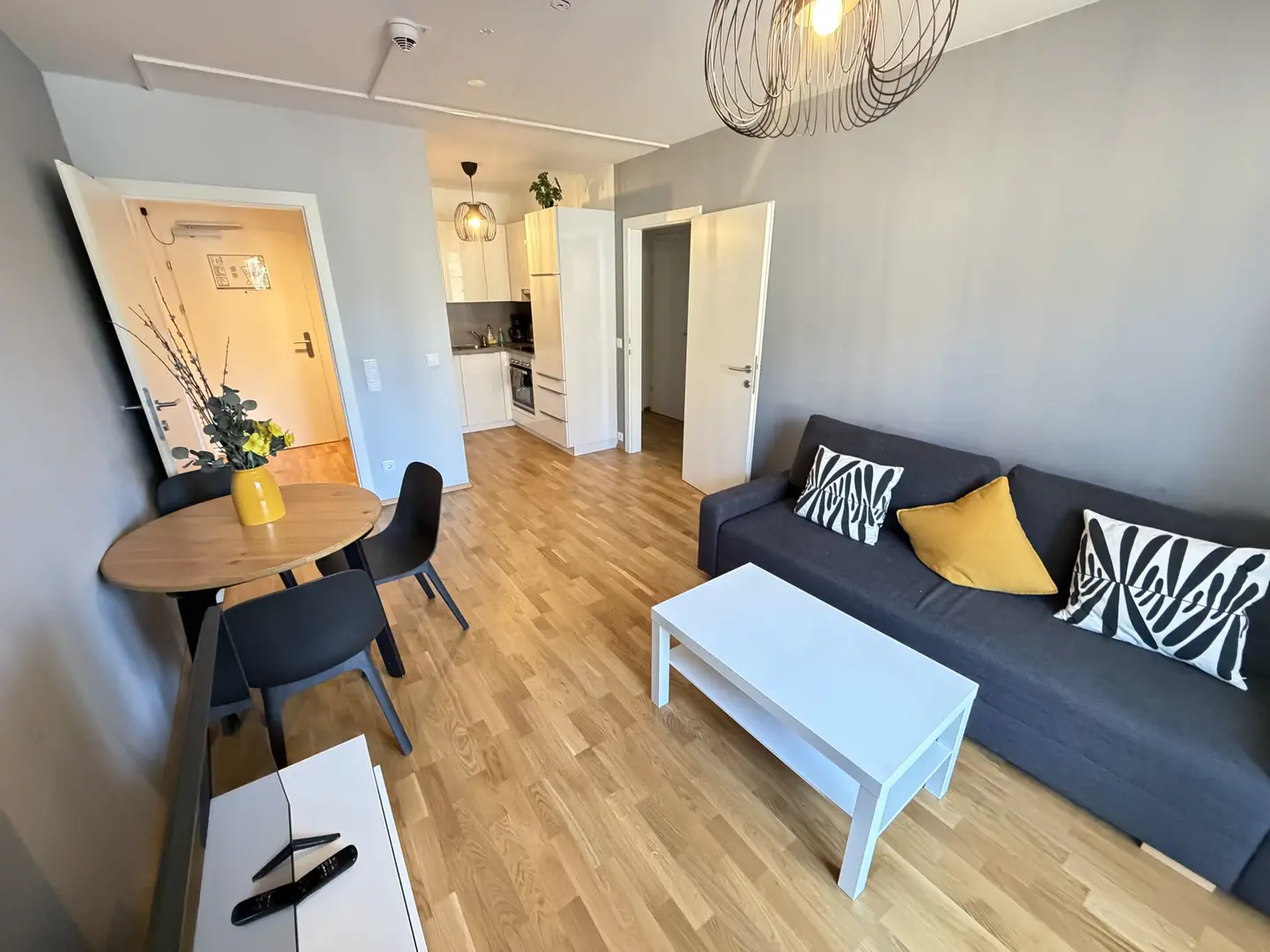 Vollmöblierte Wohnung mit privater Freifläche und Eichenparkett