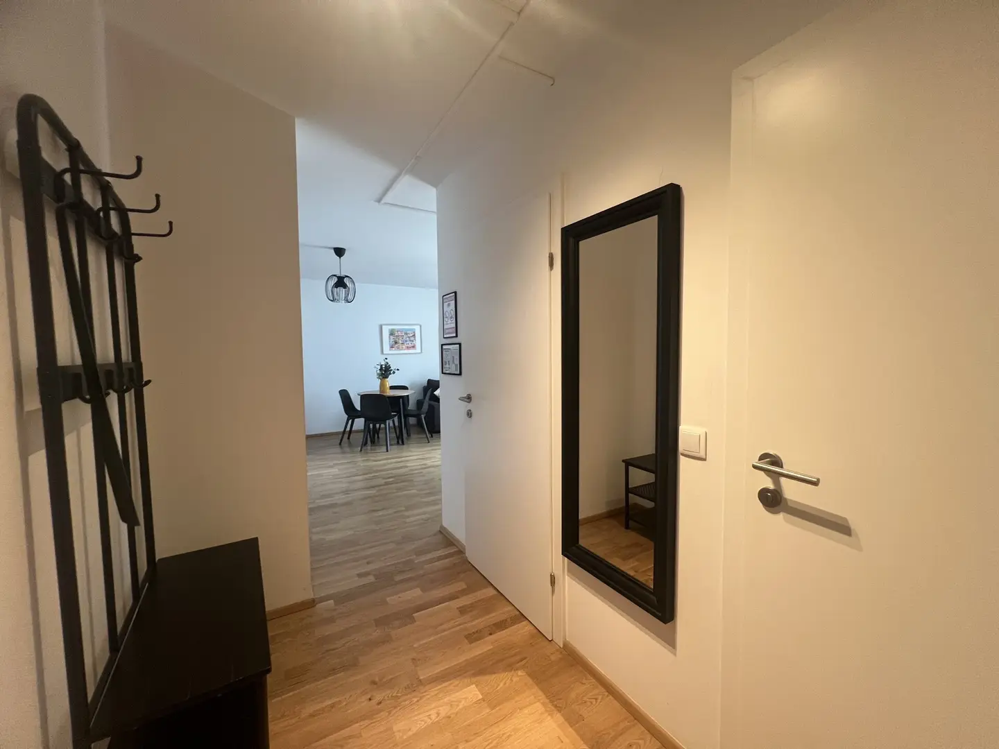 Helle Wohnung mit Terrasse und Garten vollmöbliert
