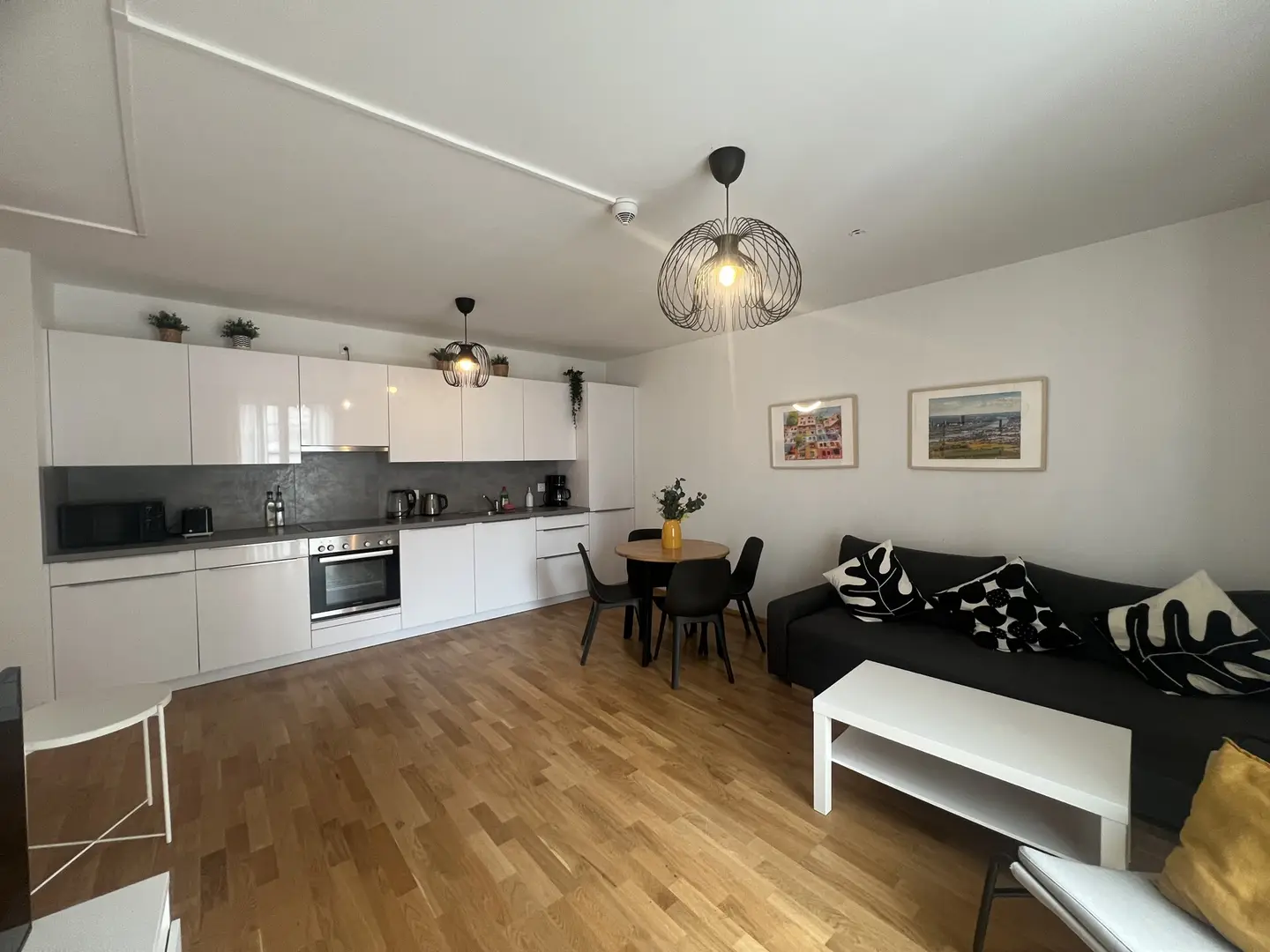 Helle Wohnung mit Terrasse und Garten vollmöbliert