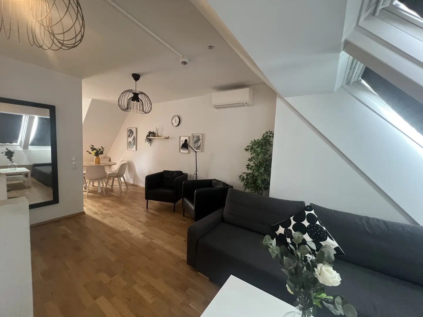 Vollmöblierte Wohnung mit Terrasse und Parkett