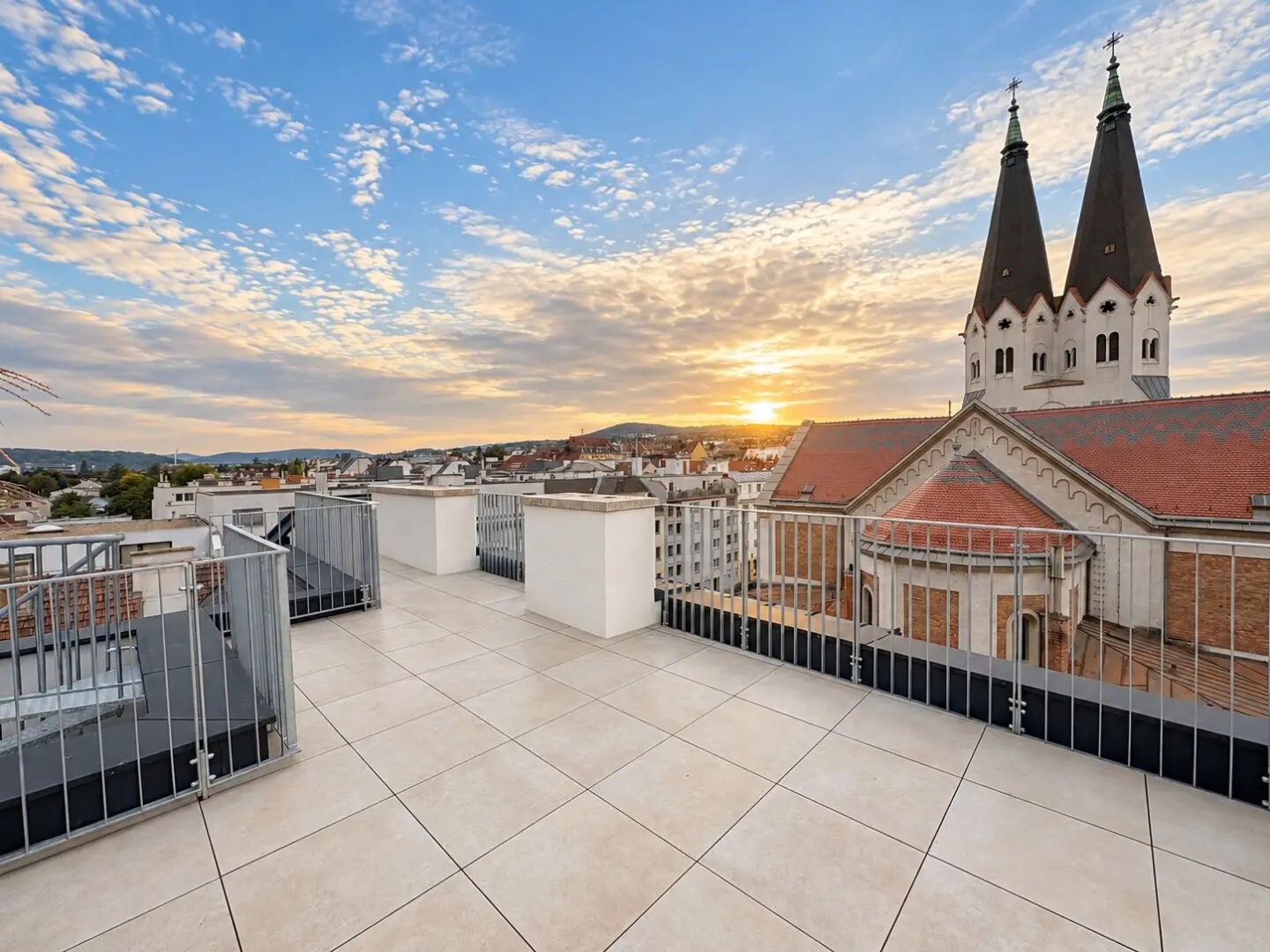 EINZIGARTIGES WOHNERLEBNIS ÜBER DEN DÄCHERN – 360°-Dachterrasse mit Wienerwald-Blick | Erstbezug | ca. 85 m² | 3 Zimmer