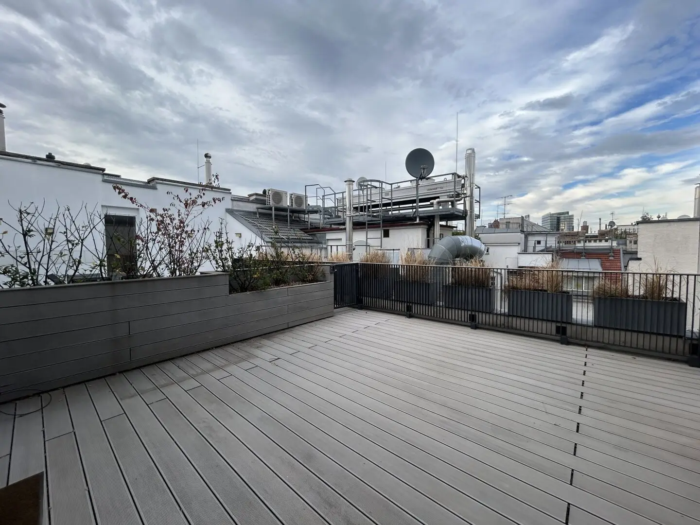 1010 Modern living above the rooftops of the Inner City Air-conditioned 5-room penthouse maisonette with spacious terrace, 3 bathrooms and 3 WCs