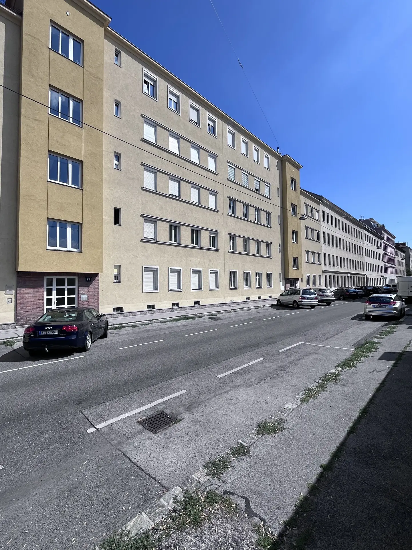Light filled fully renovated old building apartment with south orientation and quiet location