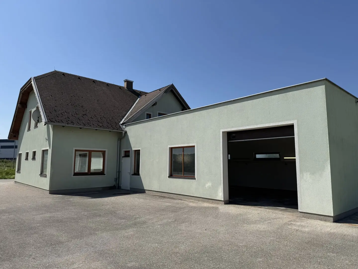 BÜRO - HAUS mit Lager oder Produktionshalle und großer Freifläche im Industriegebiet