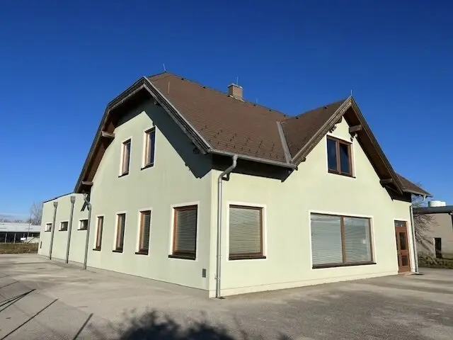 BÜRO - HAUS mit Lager oder Produktionshalle und großer Freifläche im Industriegebiet