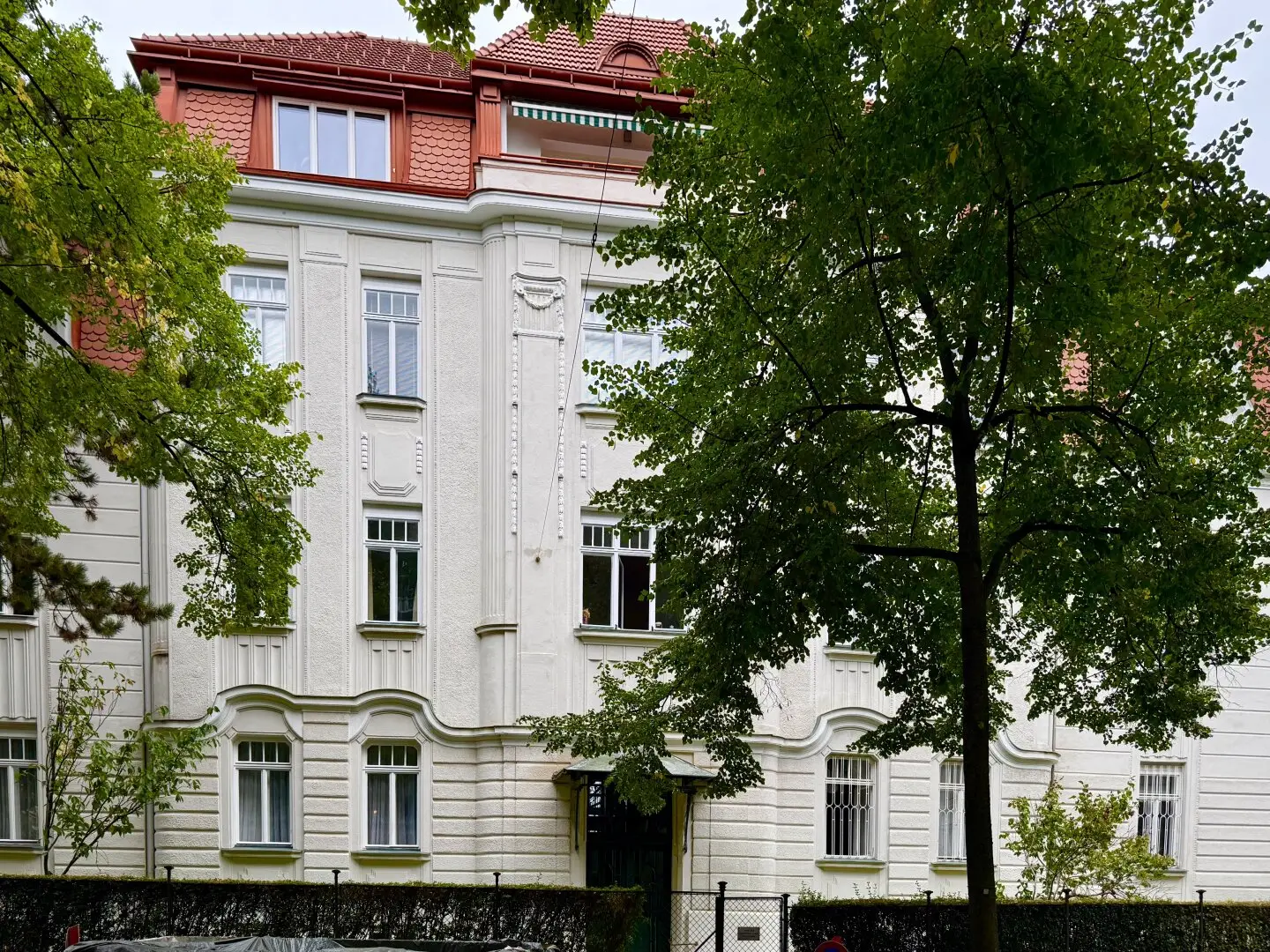 5-Zimmer-Wohnung in Stilaltbau mit Parkblick (Lift, Balkon, Garage)