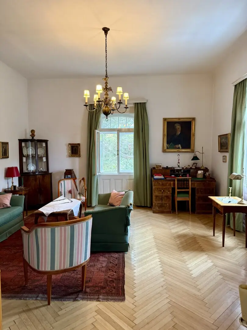 5-Zimmer-Wohnung in Stilaltbau mit Parkblick (Lift, Balkon, Garage)