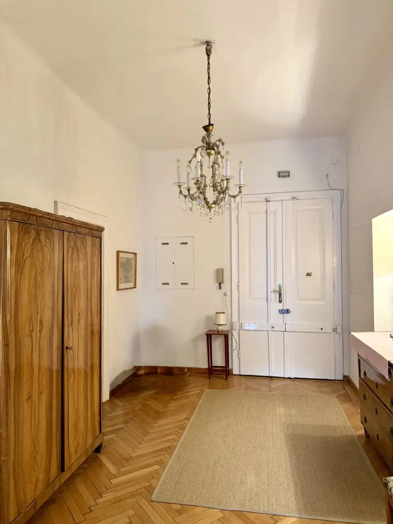 5-Zimmer-Wohnung in Stilaltbau mit Parkblick (Lift, Balkon, Garage)