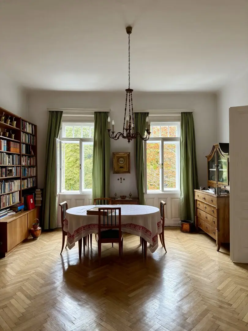 5-Zimmer-Wohnung in Stilaltbau mit Parkblick (Lift, Balkon, Garage)