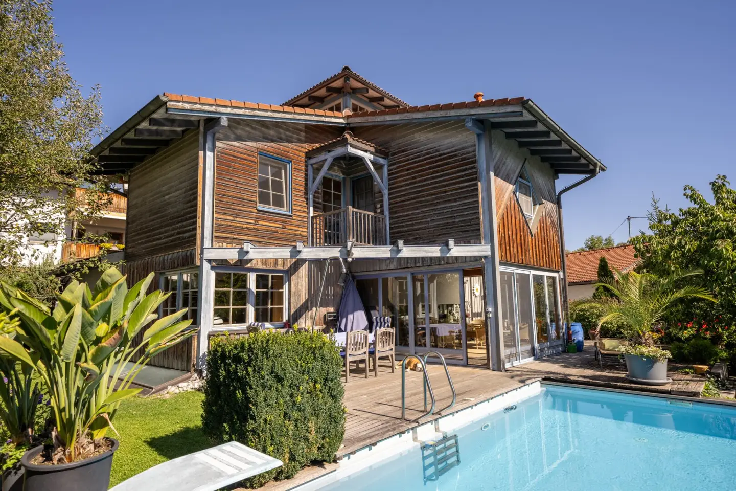 Hier wird Wohnen zum Genuss! Stilvolle Architektenvilla mit Pool in Sonnenlage mit Gartengrundstück