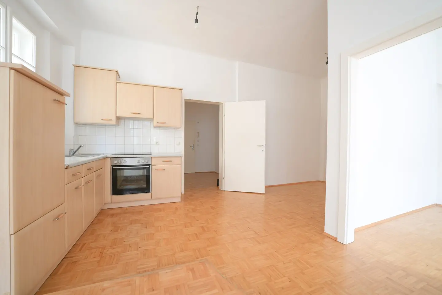 Period 2-room apartment in Wels, 48m², fitted kitchen, ideal for singles or couples