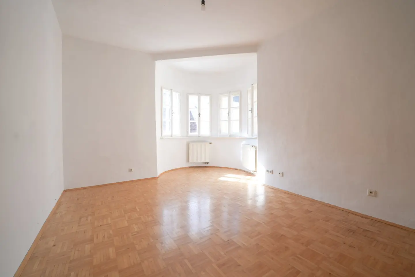Period 2-room apartment in Wels, 48m², fitted kitchen, ideal for singles or couples