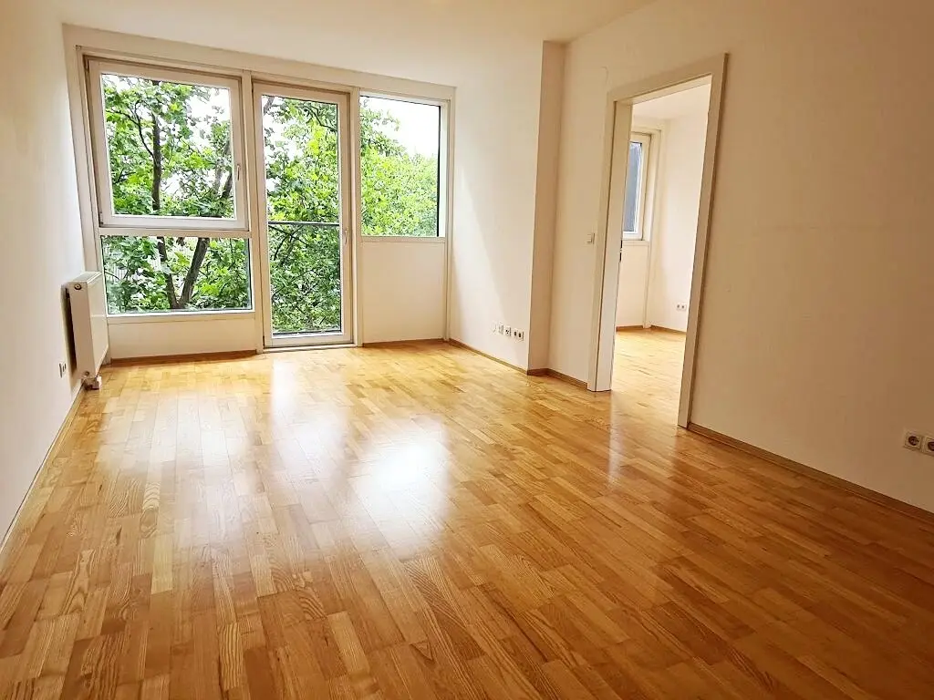 INNSTRASSE, 58 m2 period building, 2 rooms, complete kitchen, bathroom with bathtub, parquet floors, subsidized