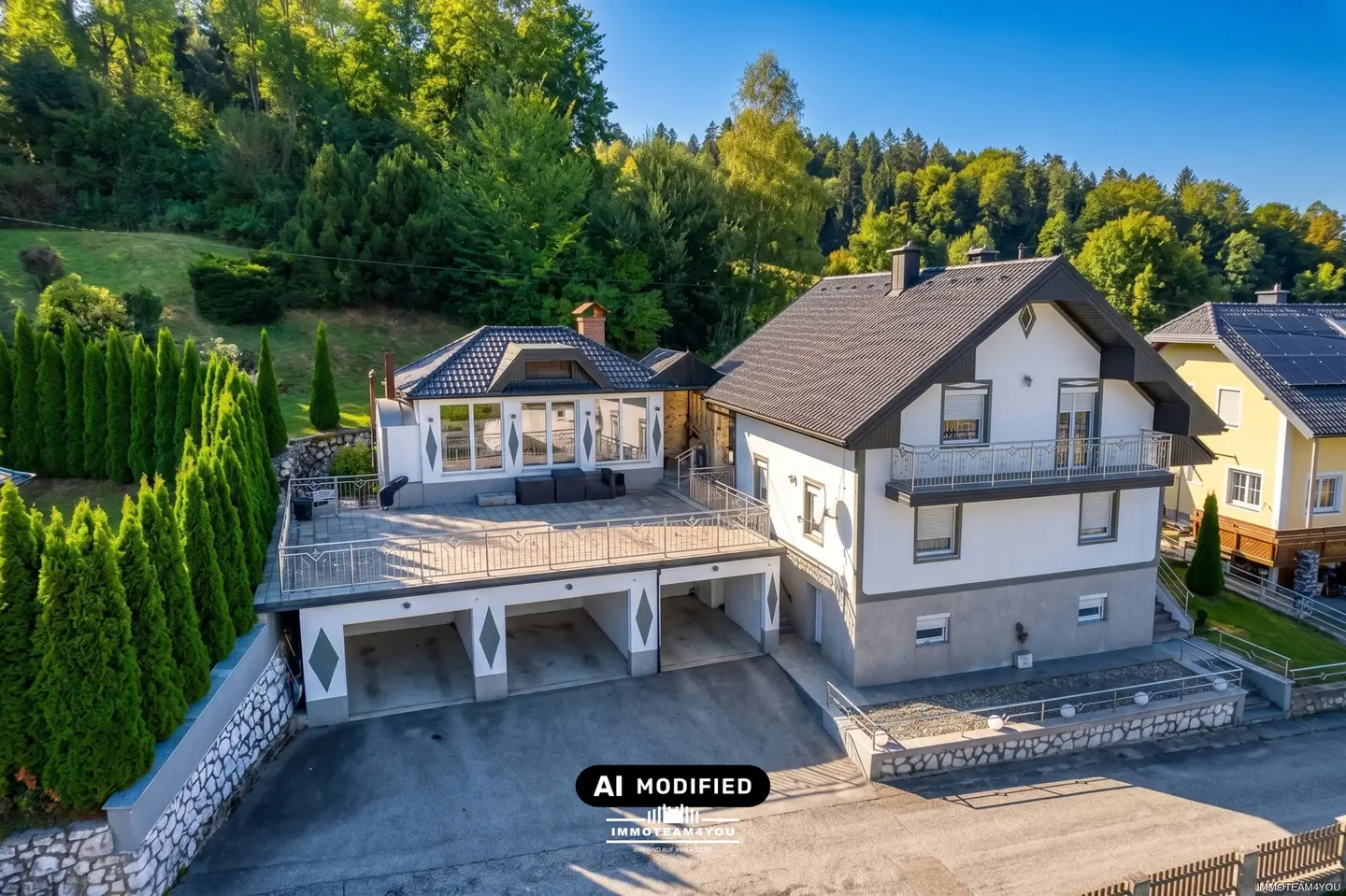 Well kept family apartment in sunny hillside location with summer garden and garages