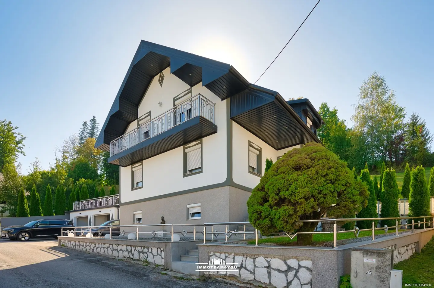 Well kept family apartment in sunny hillside location with summer garden and garages