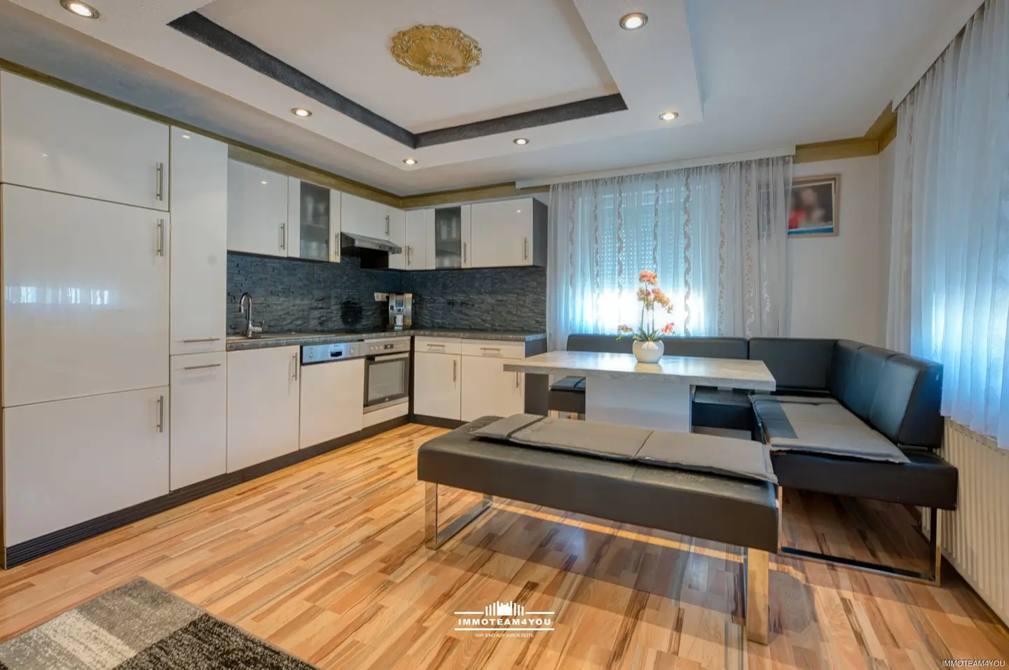 Well kept family apartment in sunny hillside location with summer garden and garages
